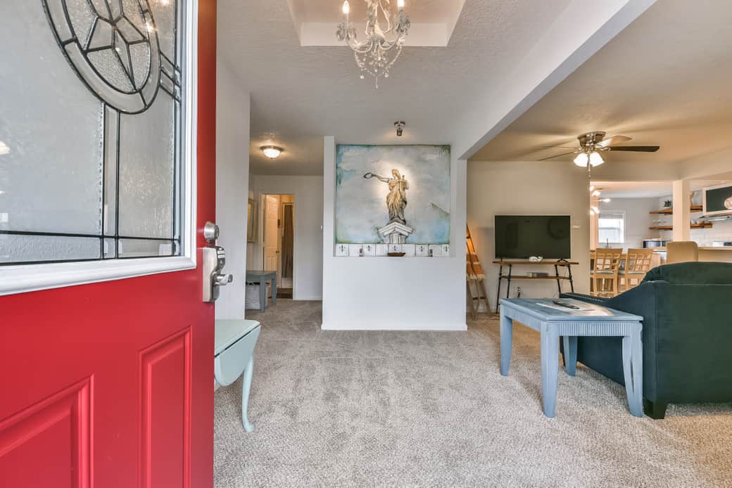 You'll enter directly into the cozy living area You'll enter directly into the cozy living area