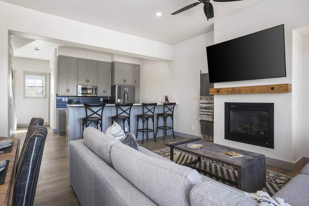 Open-floor plan great for entertaining. 