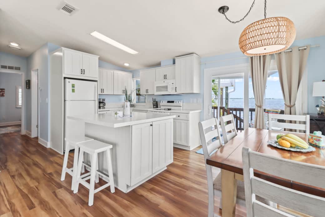 Fully-equipped kitchen & dining room