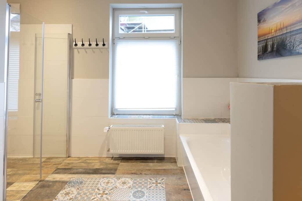 Wunderschönes Bad mit Badewanne und Dusche