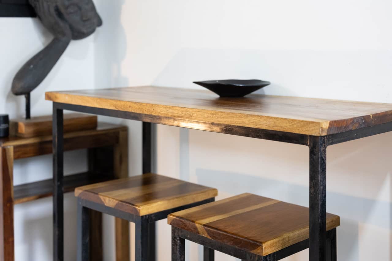 Comparte un café en esta mesa rústica rodeada por la naturaleza de Panamá.