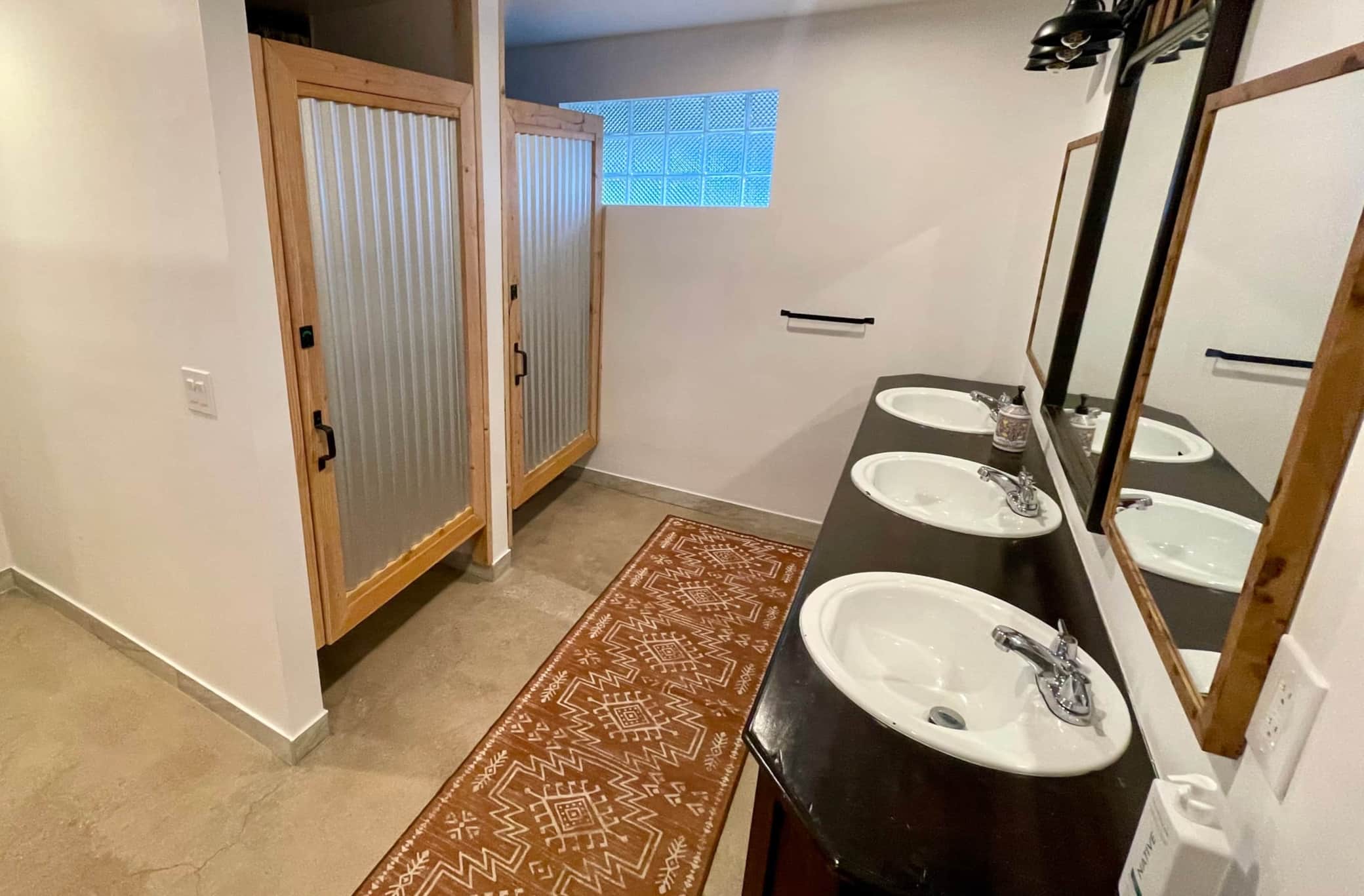 Men's Vanity and Shower Stalls