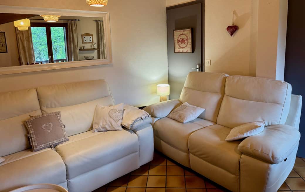 Regains Lounge