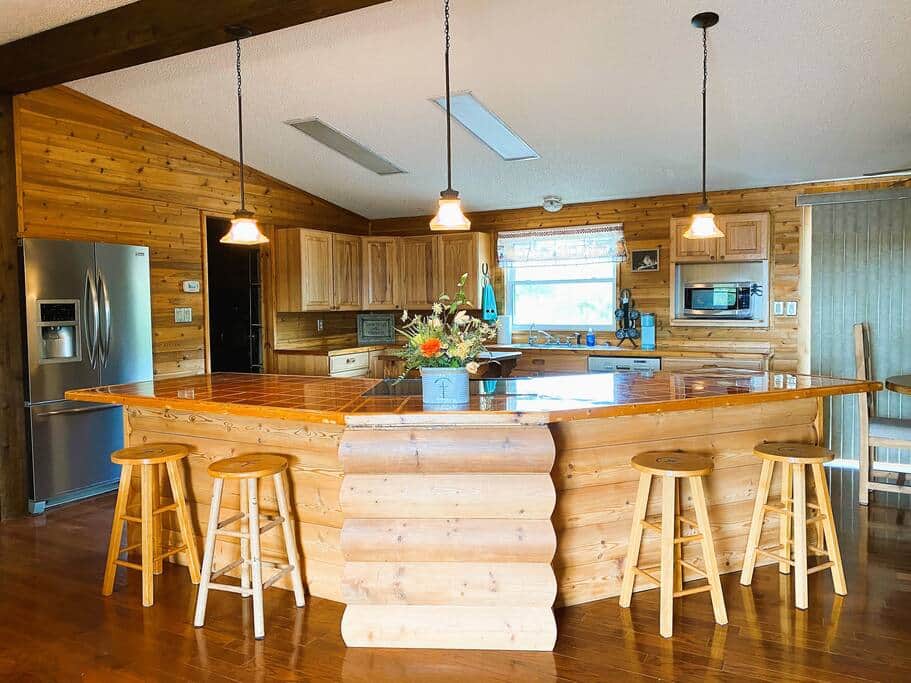 Kitch with Large Bar area Kitch with Large Bar area