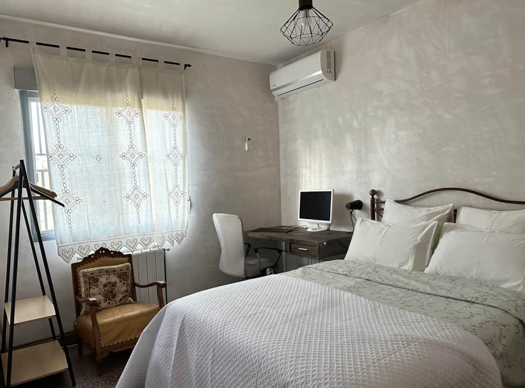 Room with workspace (screen, printer, scanner)