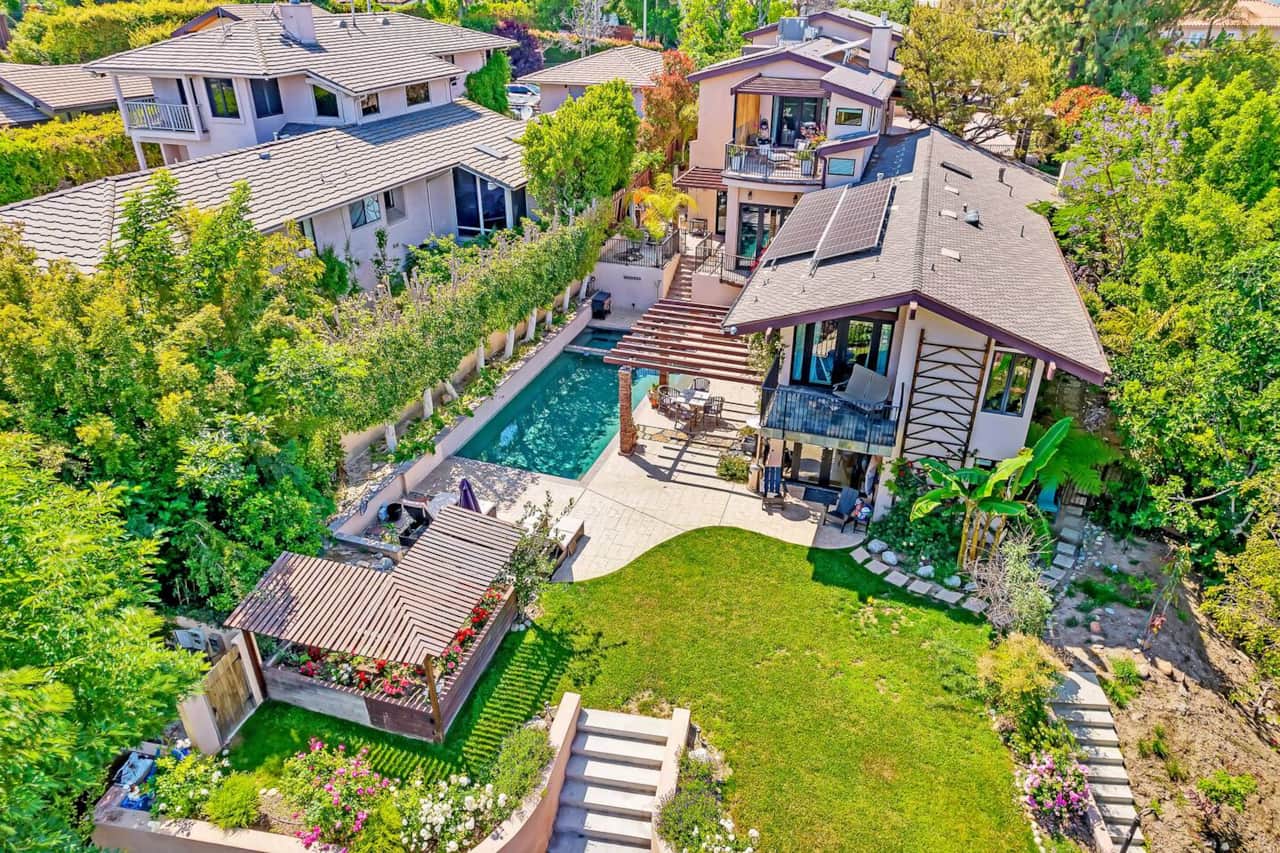 Elevate your perspective with a mesmerizing aerial shot of this breathtaking house. Appreciate its architectural elegance and how it seamlessly merges with the beauty of its surroundings, creating an enchanting sight from above.



