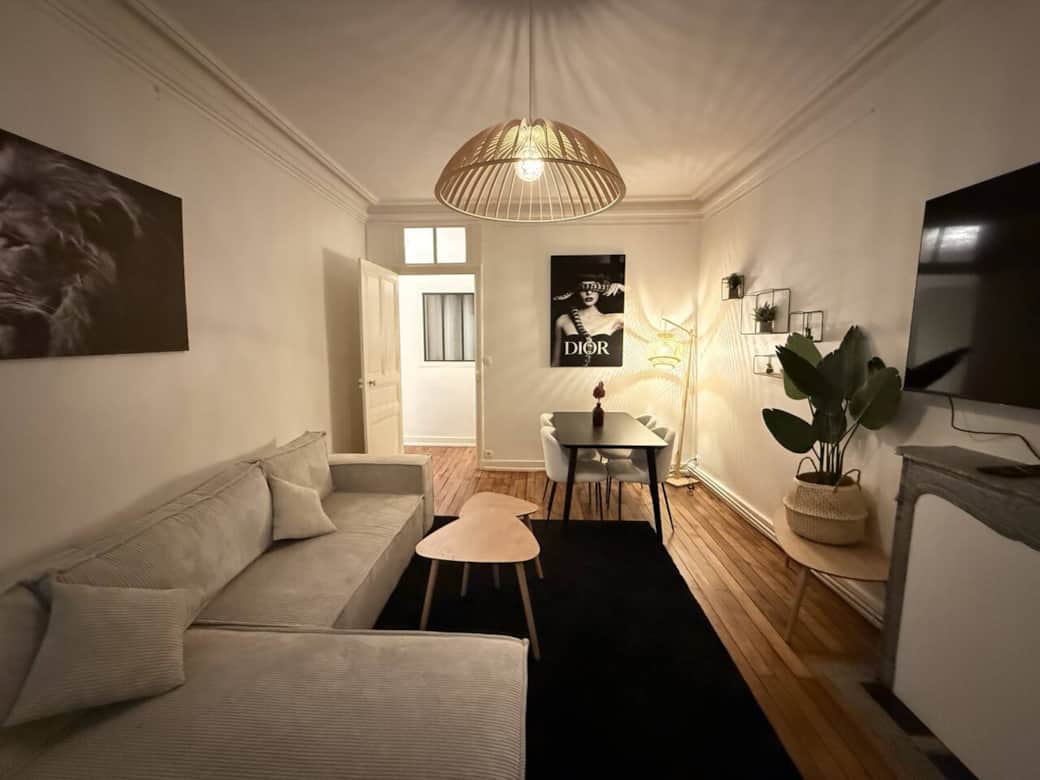 Salon lumineux et confortable pour vos moments de détente en plein cœur d’Angers.