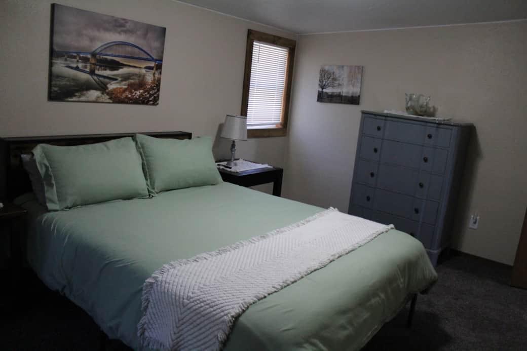 Bedroom 2- 1 Queen Bed
