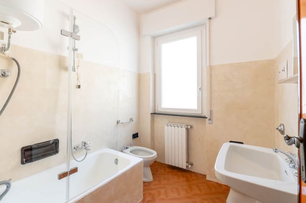 Bagno completo con vasca