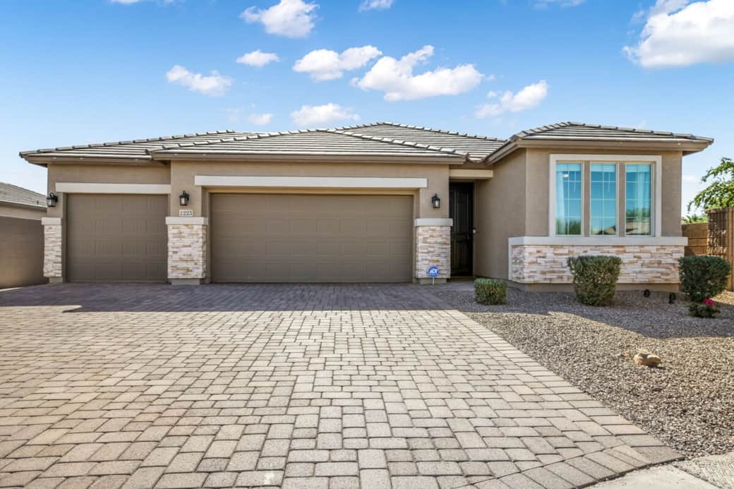 Beautiful Casa Grande home with easy access to local attraction."
