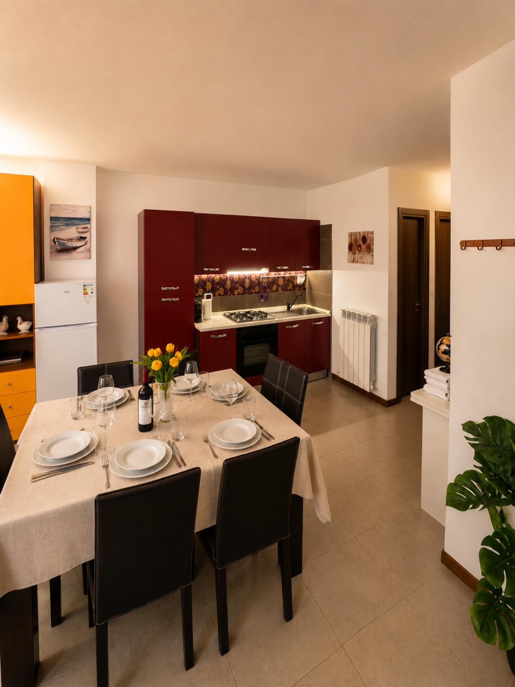 Soggiorno luminoso con cucina attrezzata e tavolo da pranzo ✨