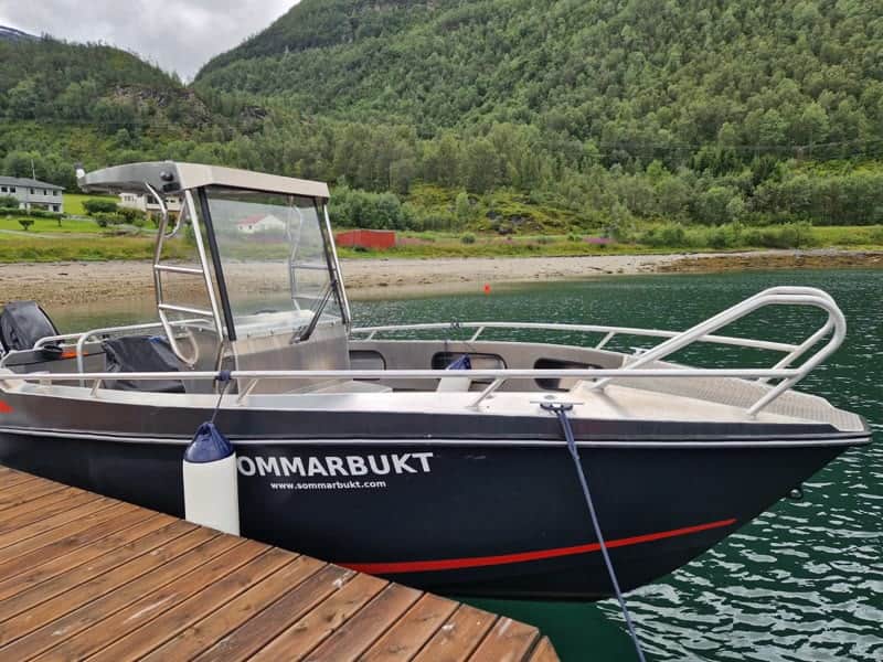 Bug der Kaasbøll 660 Fisker mit Sommarbukt-Schriftzug am Holzsteg