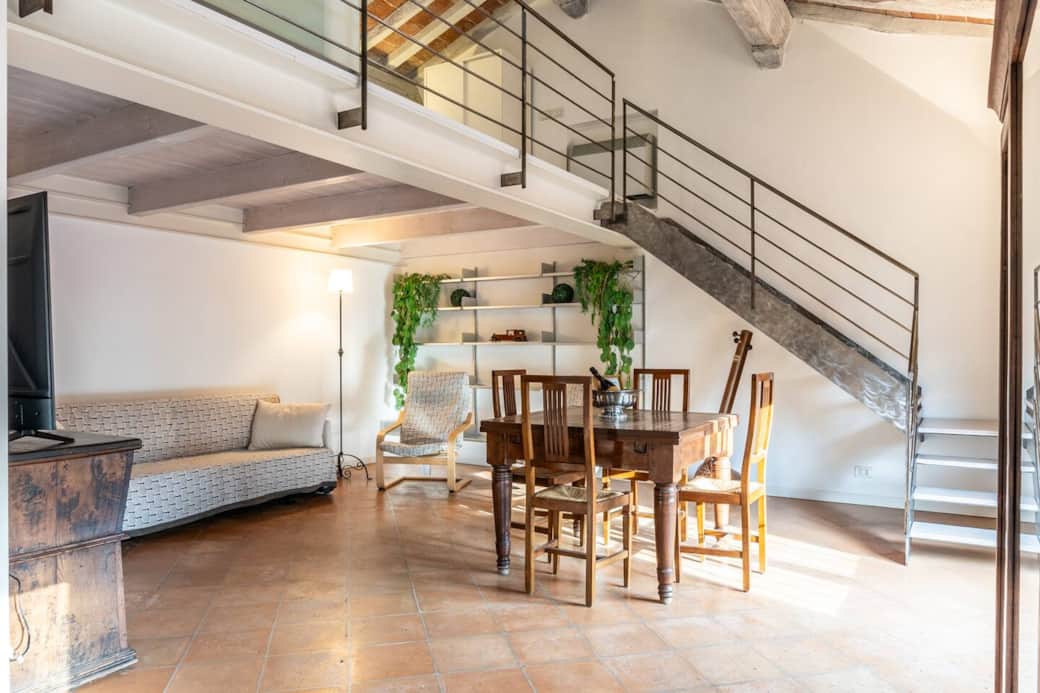 Il tavolo apparecchiato, una bottiglia di rosso modenese pronta a stappare la serata, e tu che ti rilassi in compagnia dopo una giornata tra arte e portici.