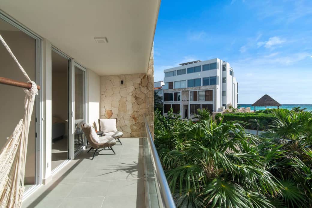 Your private balcony, accessible from both the bedroom and living room, not only offers incredible ocean views but also features a hammock—perfect for relaxing and unwinding.