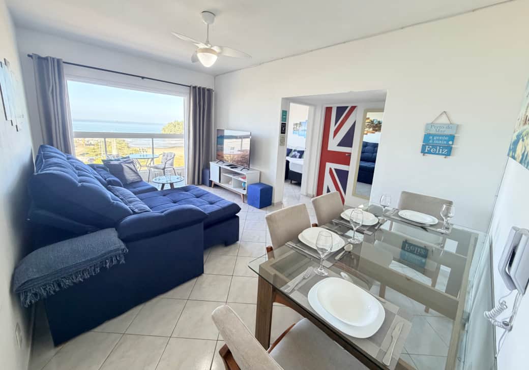 Sala com vista panorâmica para o mar em apartamento para aluguel por temporada em Santos.