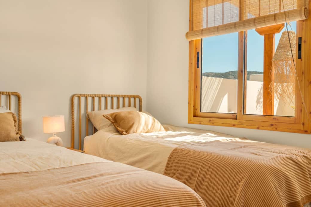 Bedroom with 2 beds