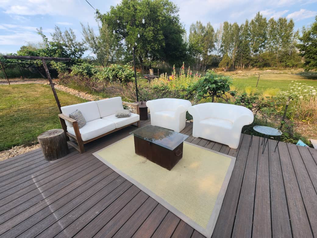 Deck seating area
