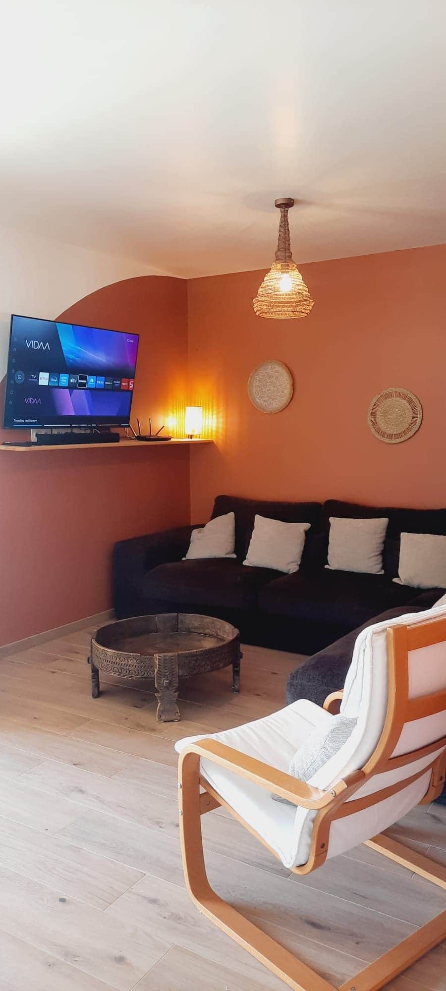 Salon cosy, confortable et chaleureux avec Smart TV
