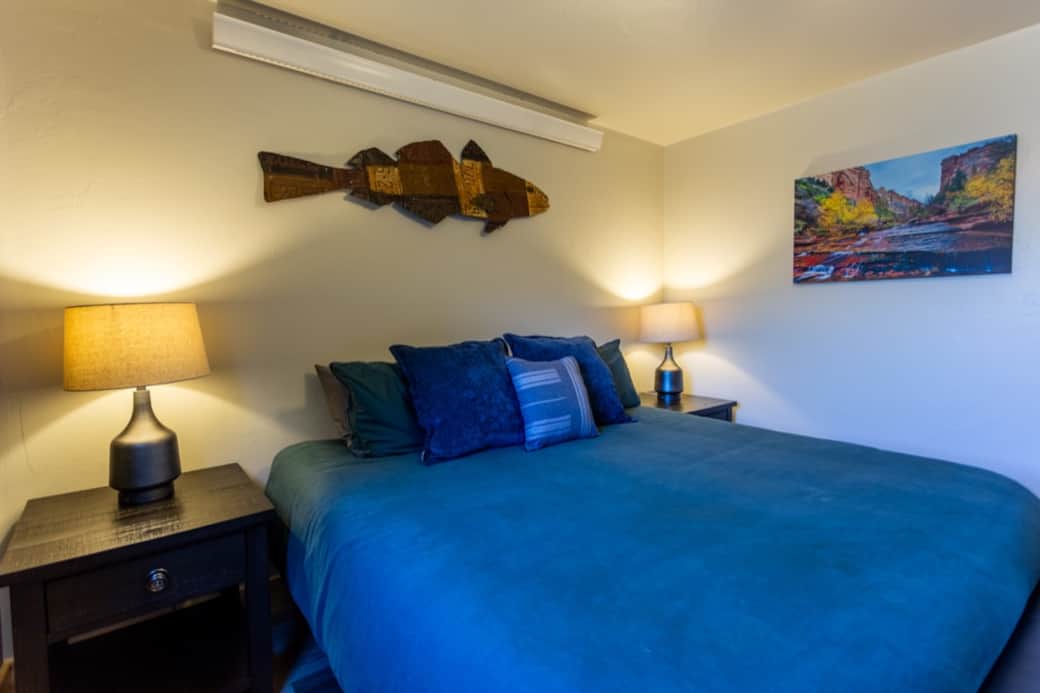 Bedroom with king size bed