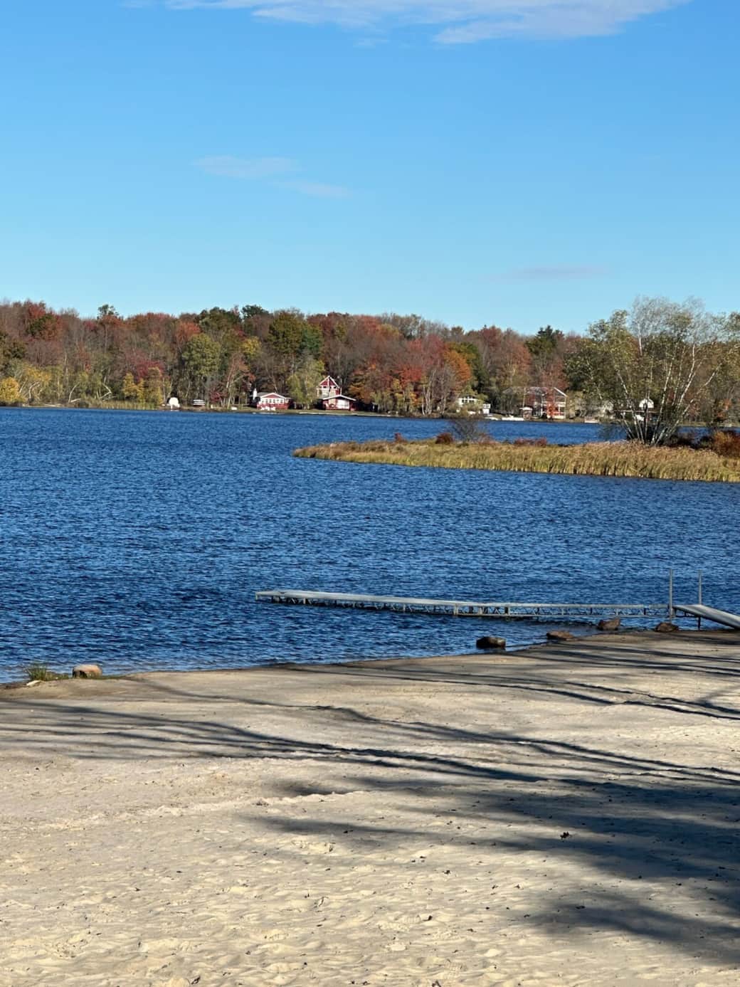 Tranquil lake, beach, playground & kayak launch