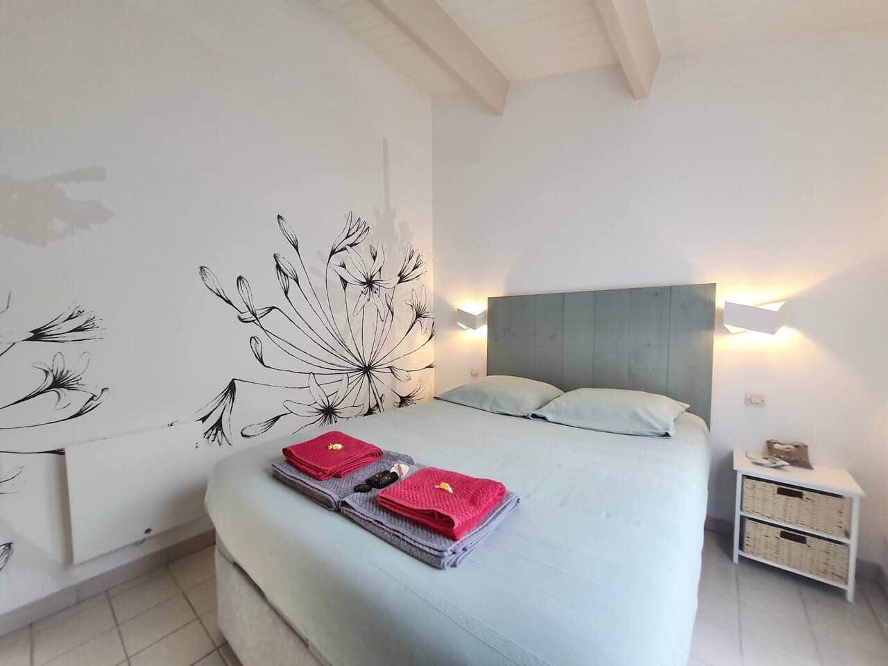 Chambre lumineuse à la décoration douce, idéale pour des nuits paisibles.