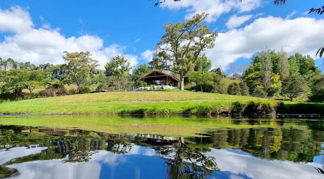 Luxury riverside cabin with king bed, outdoor bath & kayaks – ideal for couples or families