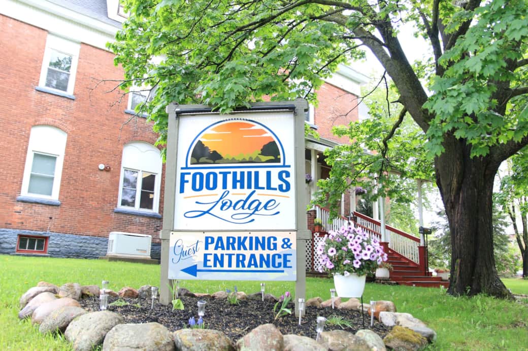 Foothills Lodge_Front Sign