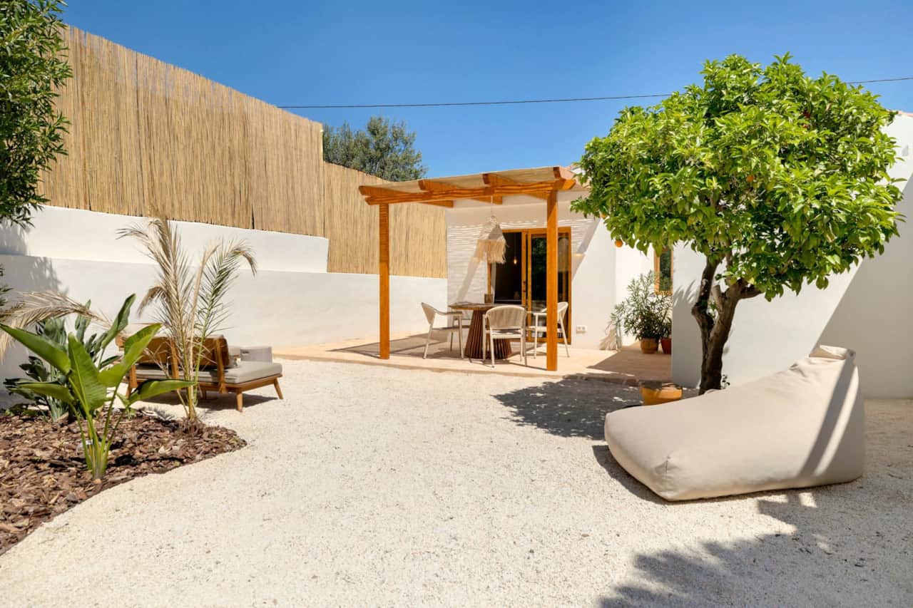 Selva vooraanzicht met tuin, terras en lounges