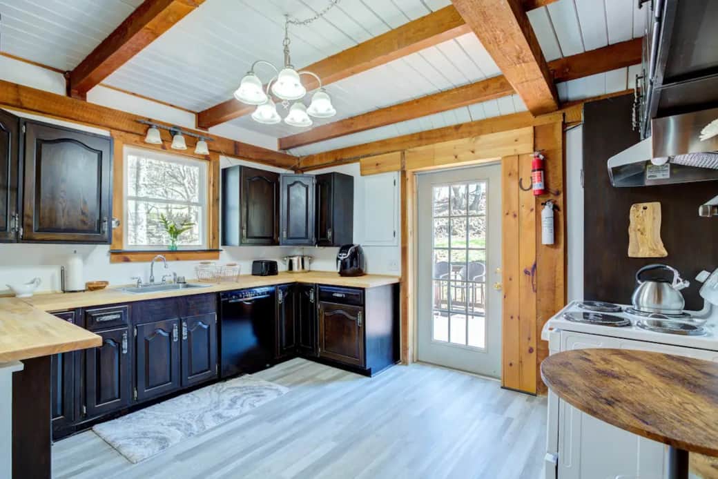 Bright Kitchen Well-Equipped!
