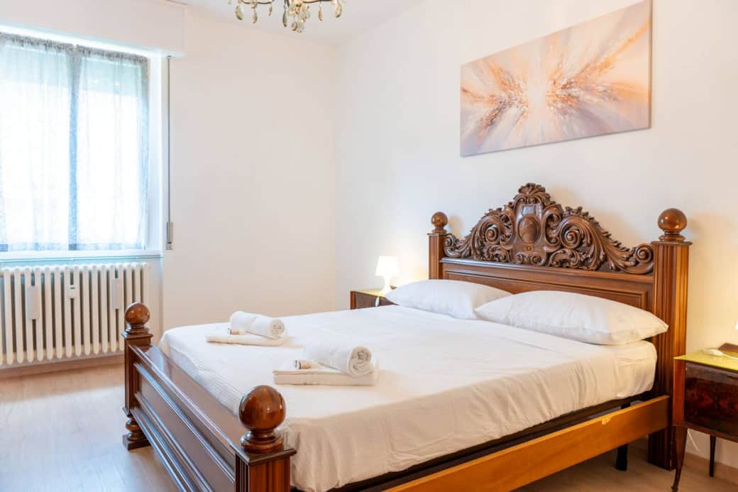 Camera da letto matrimoniale con biancheria e kit shampoo, bagnoschiuma