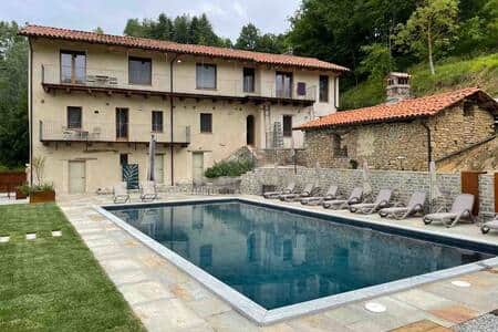Private swimming pool and view of the Villa and wood fired brick oven.
