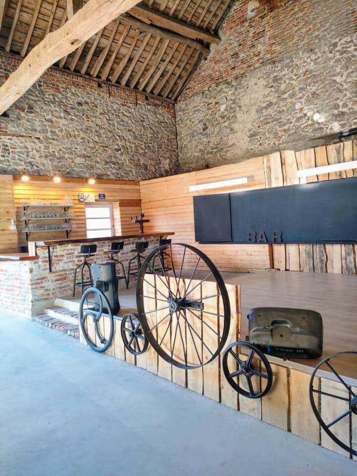 BAR, PISTE DE  DANSE OU ENCORE TABLEAU DE REUNION, LA SOURCE DE NOS RACINES UN LIEU, UNE MULTITUDE D'ACTIVITE MERCI DE NOUS COMMUNIQUER EXPLICITIMENT SI VOUS AVEZ BESOIN DE CET ESPACE