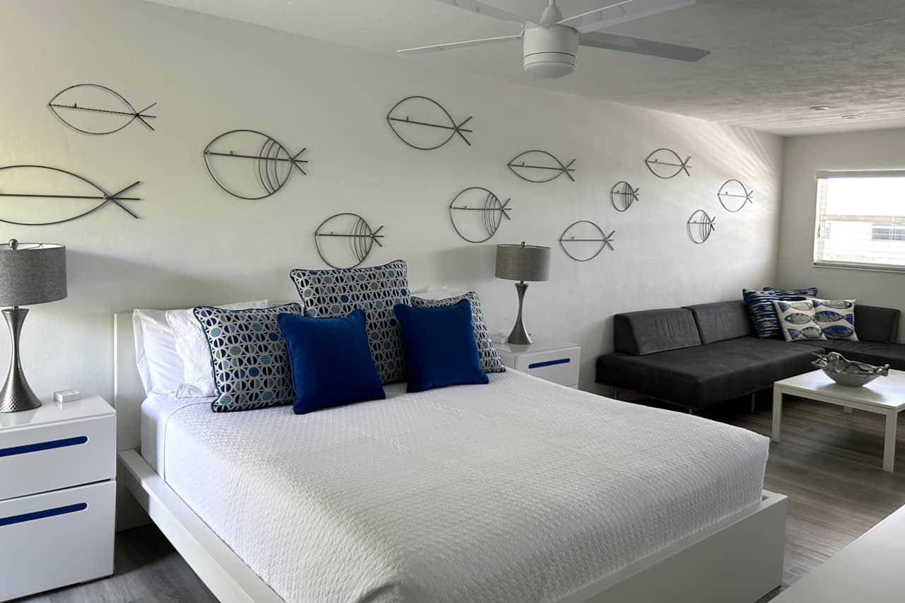 #15 Beautifully renovated with modern furnishings. Featuring one king-size bed for up to two guests.
