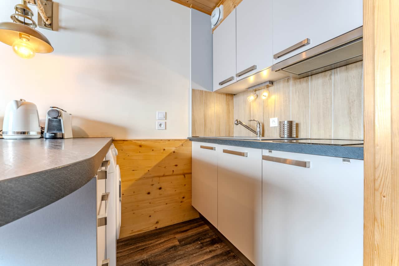 Cuisine blanche avec bouilloire et cafetière — Cosy, Val Thorens