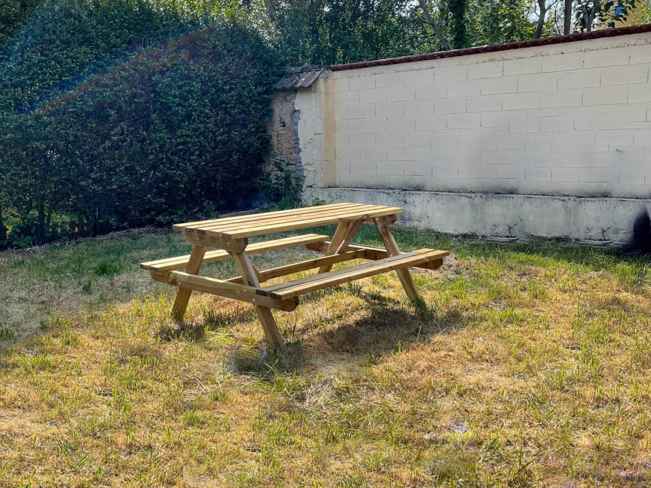 Private garden of 40m² with a garden table for six people 