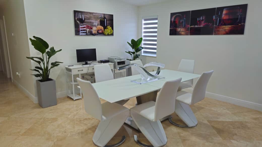 Comedor y espacio de trabajo exclusivo Comedor y espacio de trabajo exclusivo