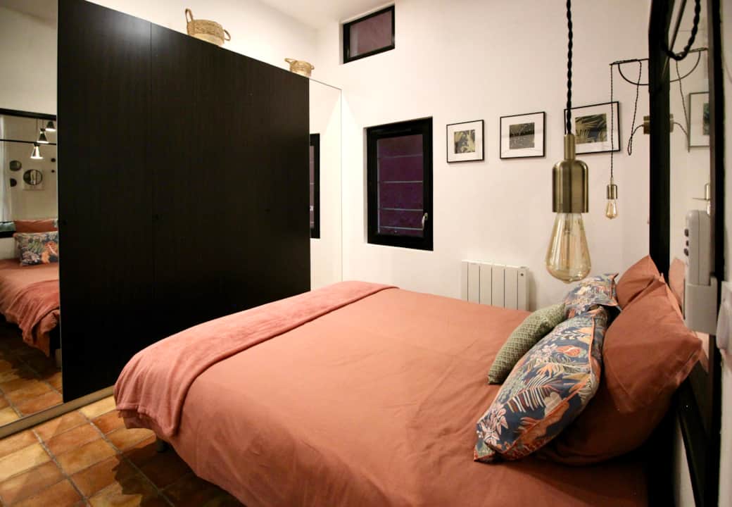 Chambre, fenêtre sur courette, dressing 
