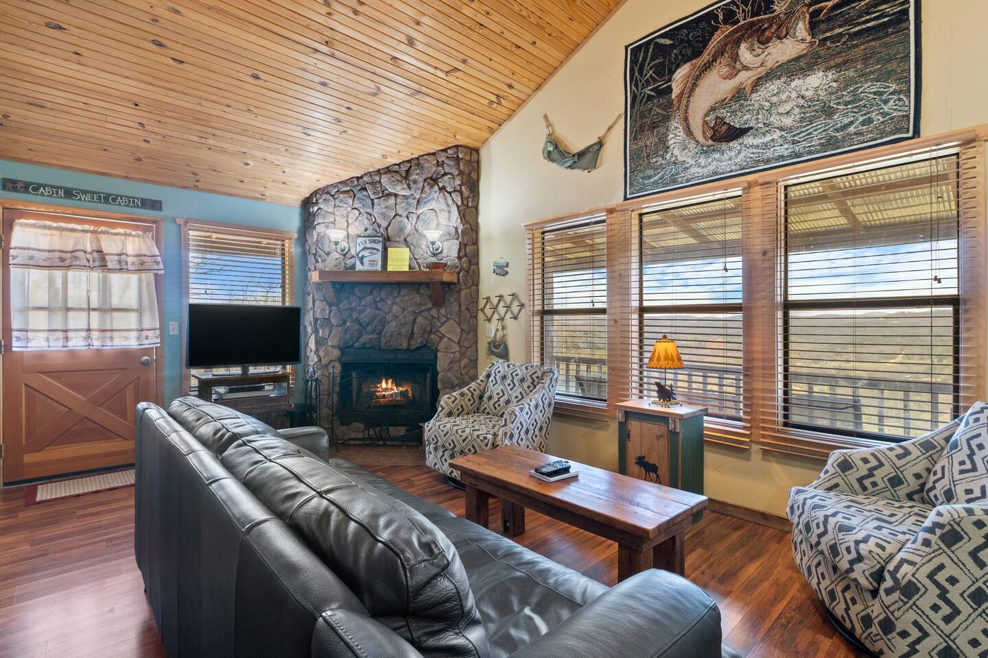 River Cabin, Hot Tub, Sleeps 6!