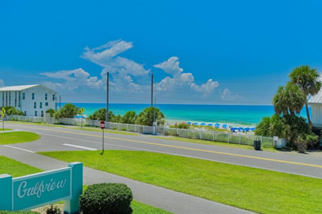 Beautiful gulf view from balcony. Enjoy an amazing view while enjoying your morning coffee or evening night cap. 