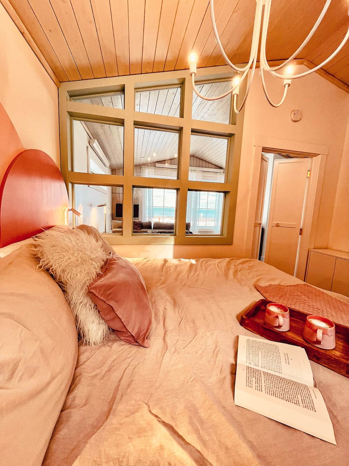 Reposez-vous dans ce confortable lit queen ️ tout en admirant la vue spectaculaire sur le fleuve . Une décoration coquette et chaleureuse rend chaque séjour encore plus agréable! ✨