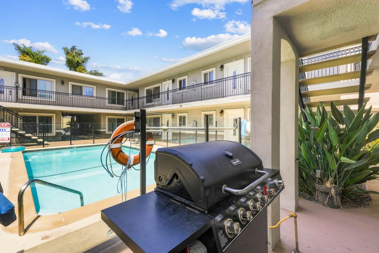 Ameties Interior Complex W/ Swimming Pool & Barbacue Grill.
