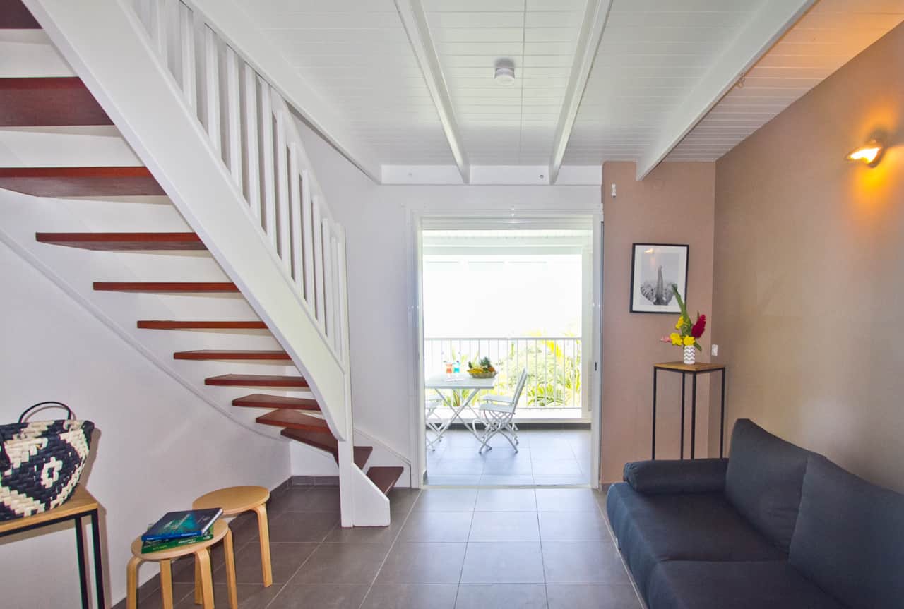 Das Wohnzimmer des Kakao-Maisonette-Apartments