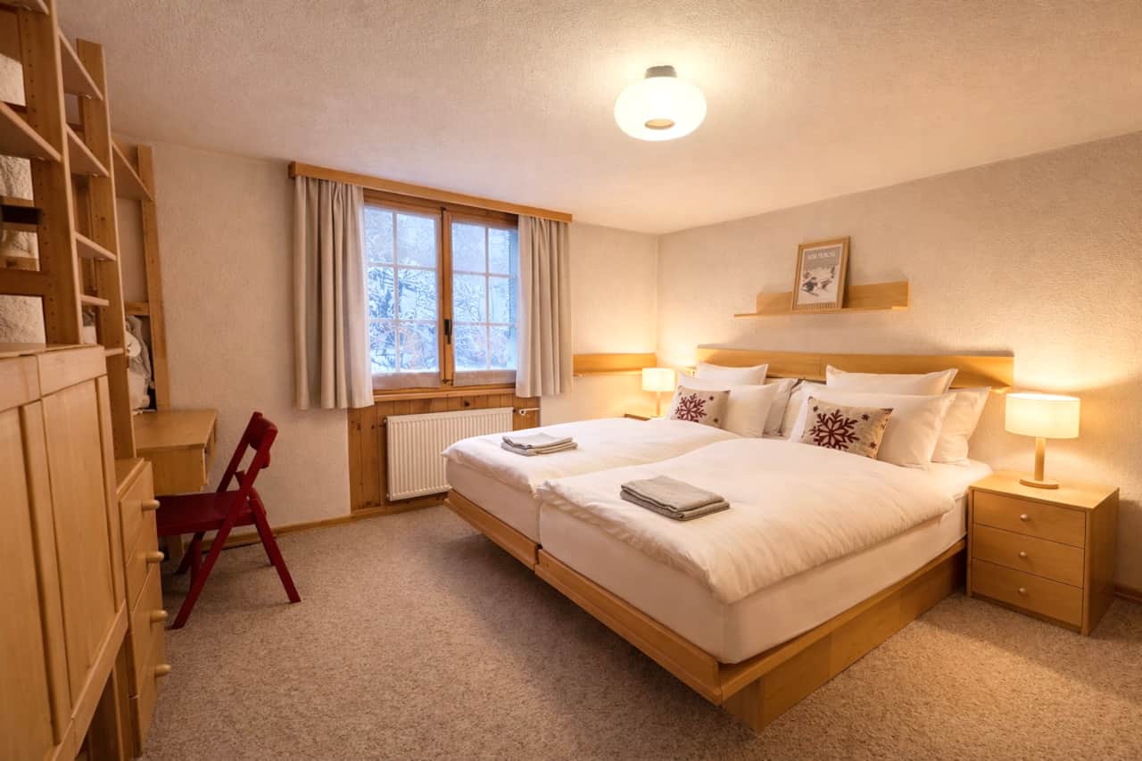 Chambre 1 avec lit double confortable.