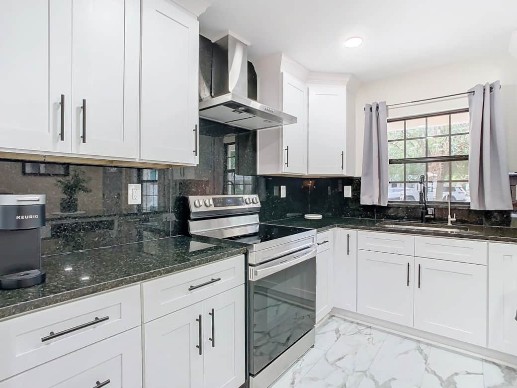 In addition to the Keurig coffee machine there is a drip coffee maker, microwave, and toaster.
Filtered water (reverse osmosis) available 