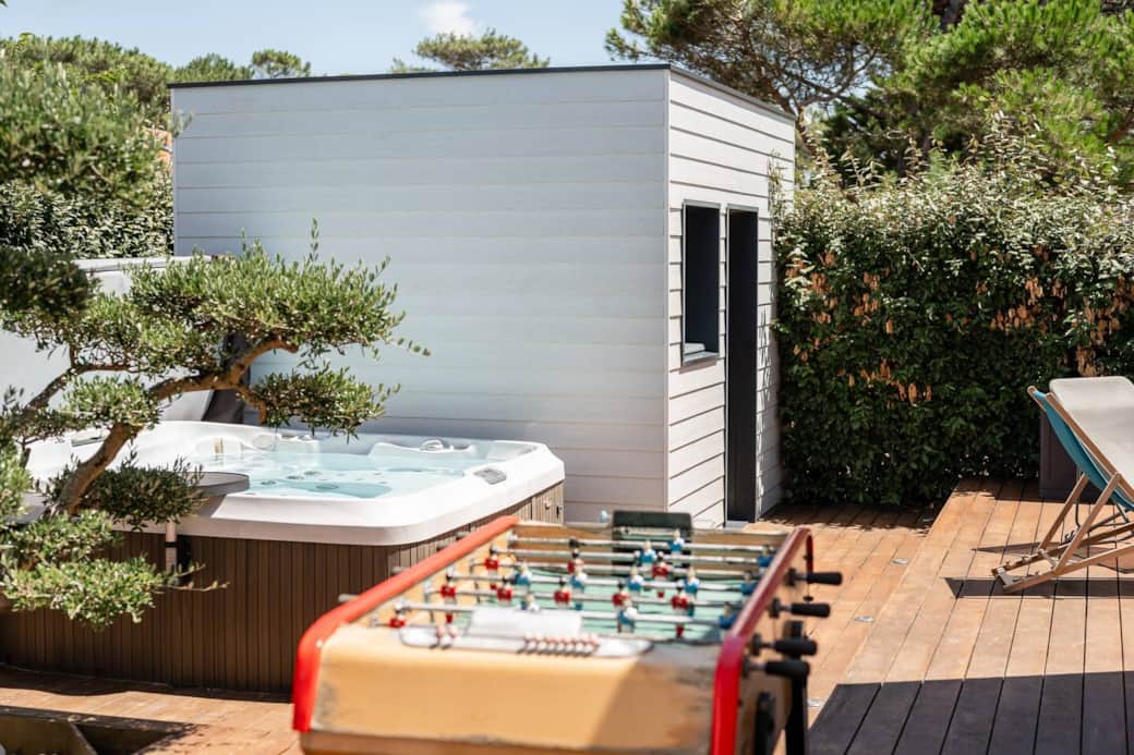 Profitez de l'espace extérieur, avec piscine, un jacuzzi 6 places,  baby-foot, table de ping-pong, table de repas, barbecue et plancha. Transats et espace détente. 