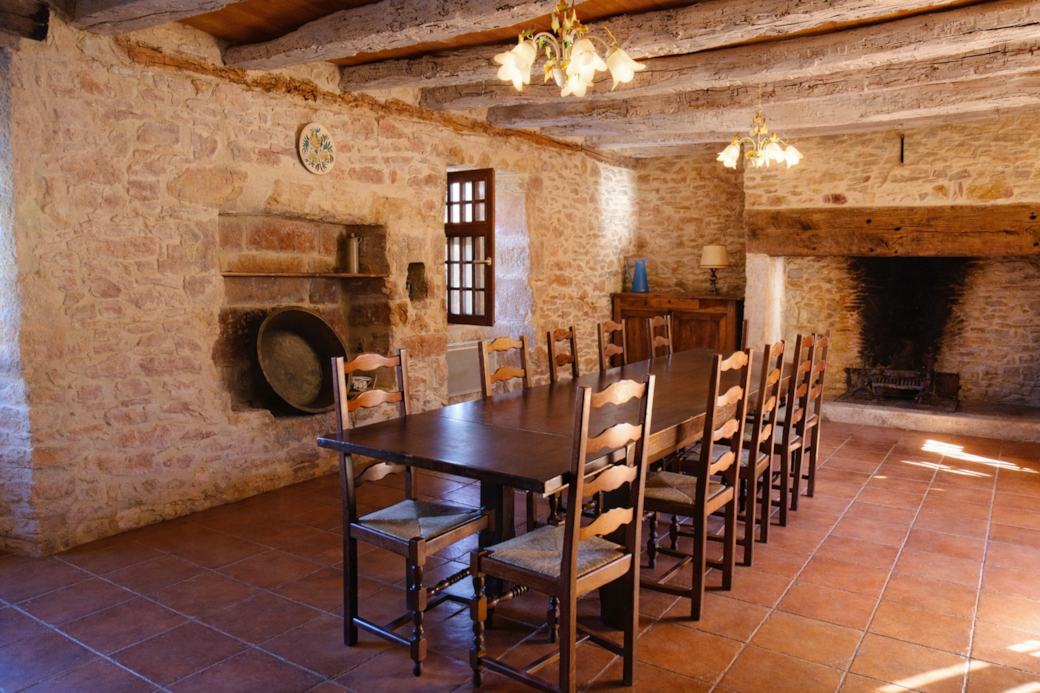La table de ferme devant le cantou