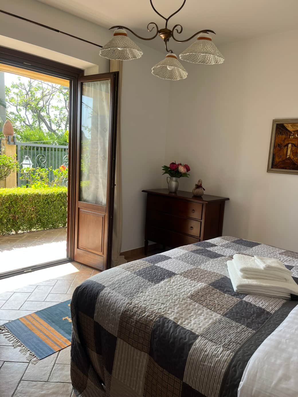 Schlafzimmer 2, Blick in den Garten