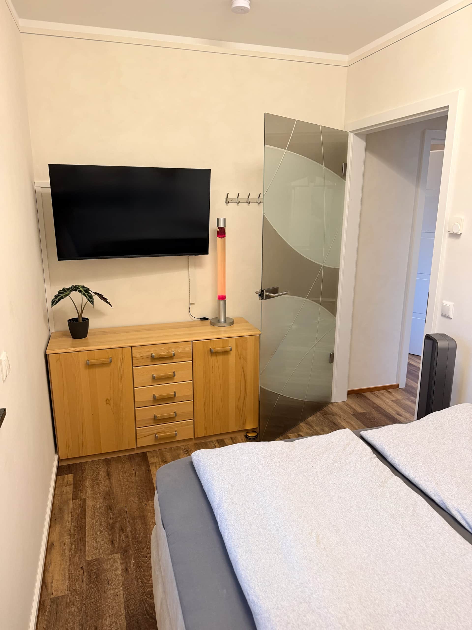 Kommode und Smart-TV im zweiten Schlafzimmer