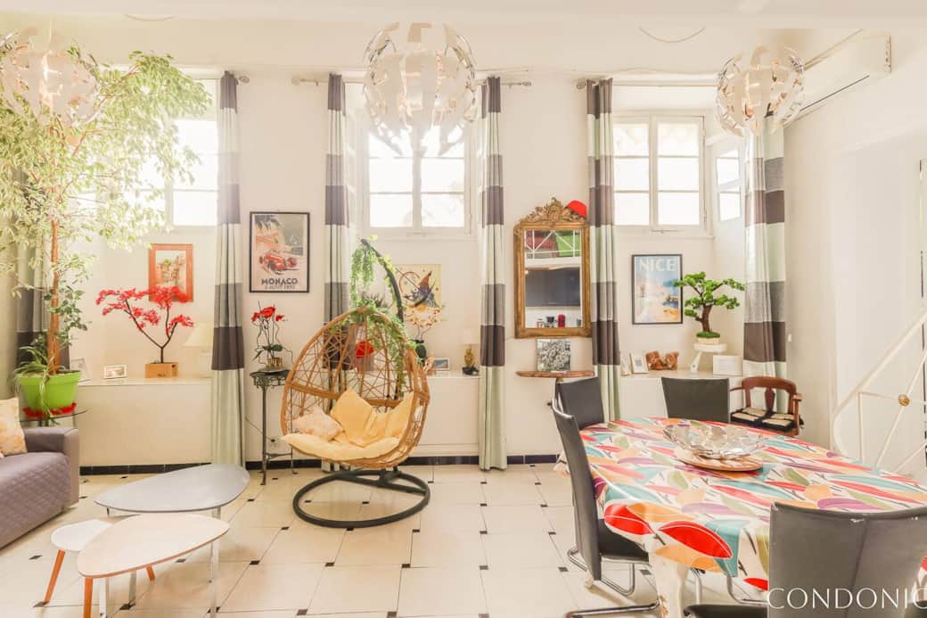 Premier salon cathédrale 4 mètres  de hauteur de plafond. 