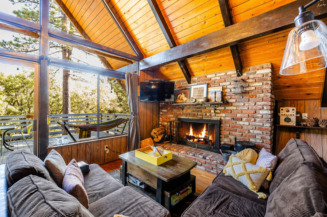 -Soaring 2-story ceiling -Plush sectional -TV with Apple TV (log-on to your accounts) -Fireplace